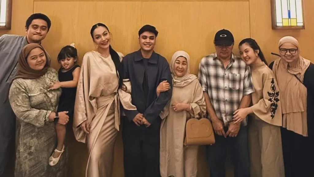 Denada Dan Ibu Ratih Berdamai Ressa Tersenyum Lebar Di Momen Lebaran