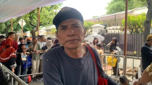 Lansia Depok Antre Berjam Jam Di Open House Istana Berharap Sembako