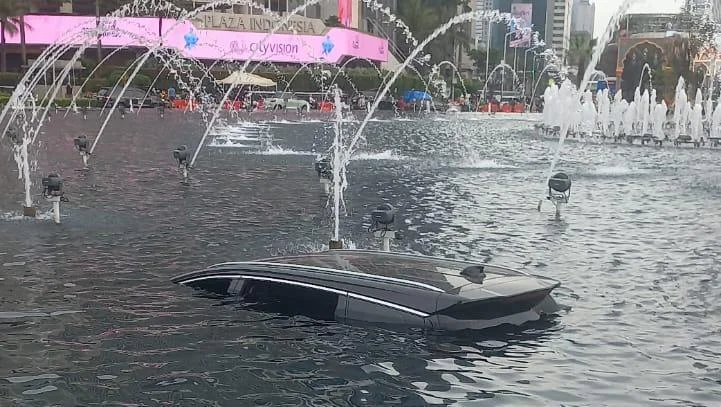 Mobil Byd Nyebur Kolam Bundaran Hi Dini Hari Pengemudi Tak Luka