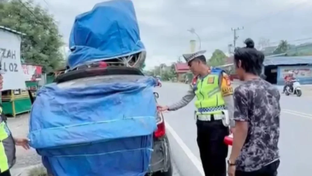 Polisi Tertibkan Mobil Travel Overload Bawa 12 Penumpang Dan Motor