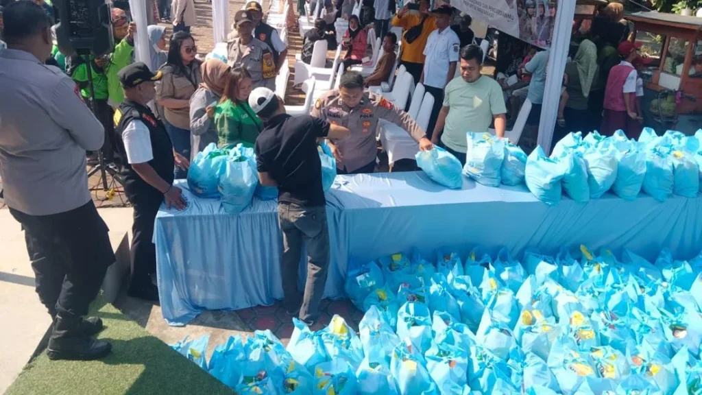 Hari Bhayangkara Ke 80 Polisi Bagikan Sembako Jajanan Gratis Di Cisauk