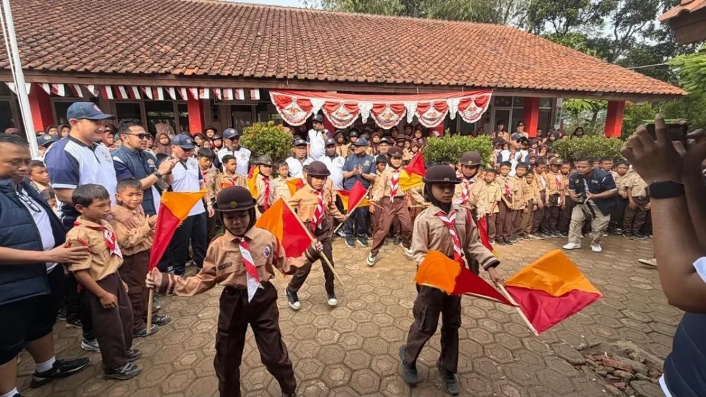 Pn Karang Taruna Salurkan Ratusan Paket Pendidikan Dan Air Bersih Di Bogor